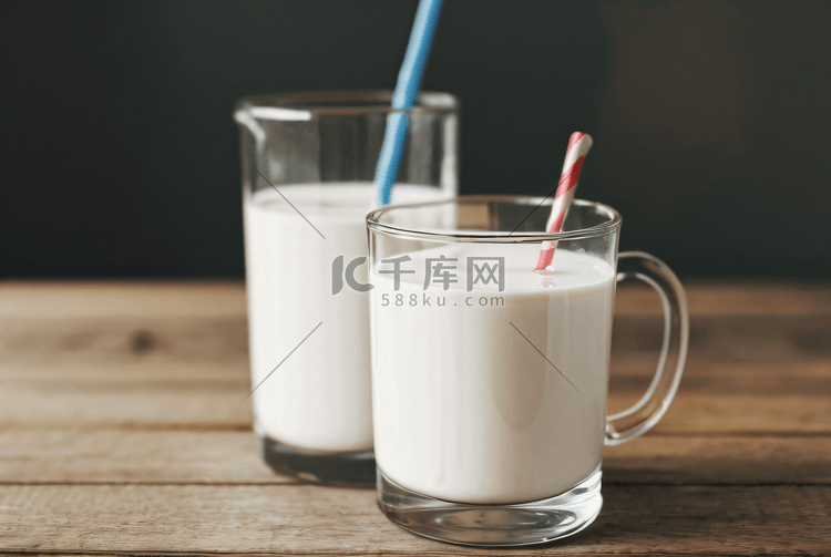 玻璃杯装着的牛奶摄像图8摄影图