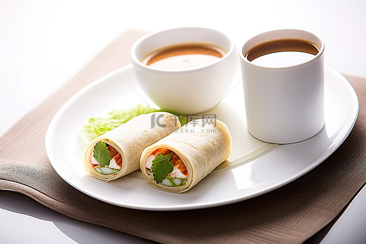 一个装满食物的盘子和一杯咖啡