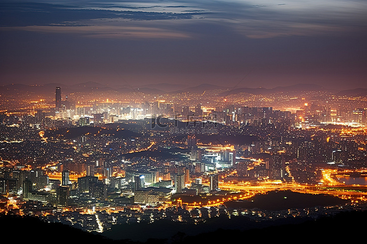 到了晚上，首尔灯火通明，城市的