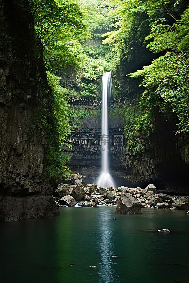 日本峡谷瀑布后面的风景
