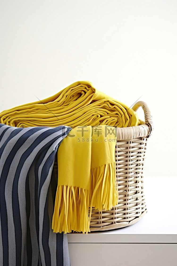 灰色塑料篮中的黄色和灰色围巾