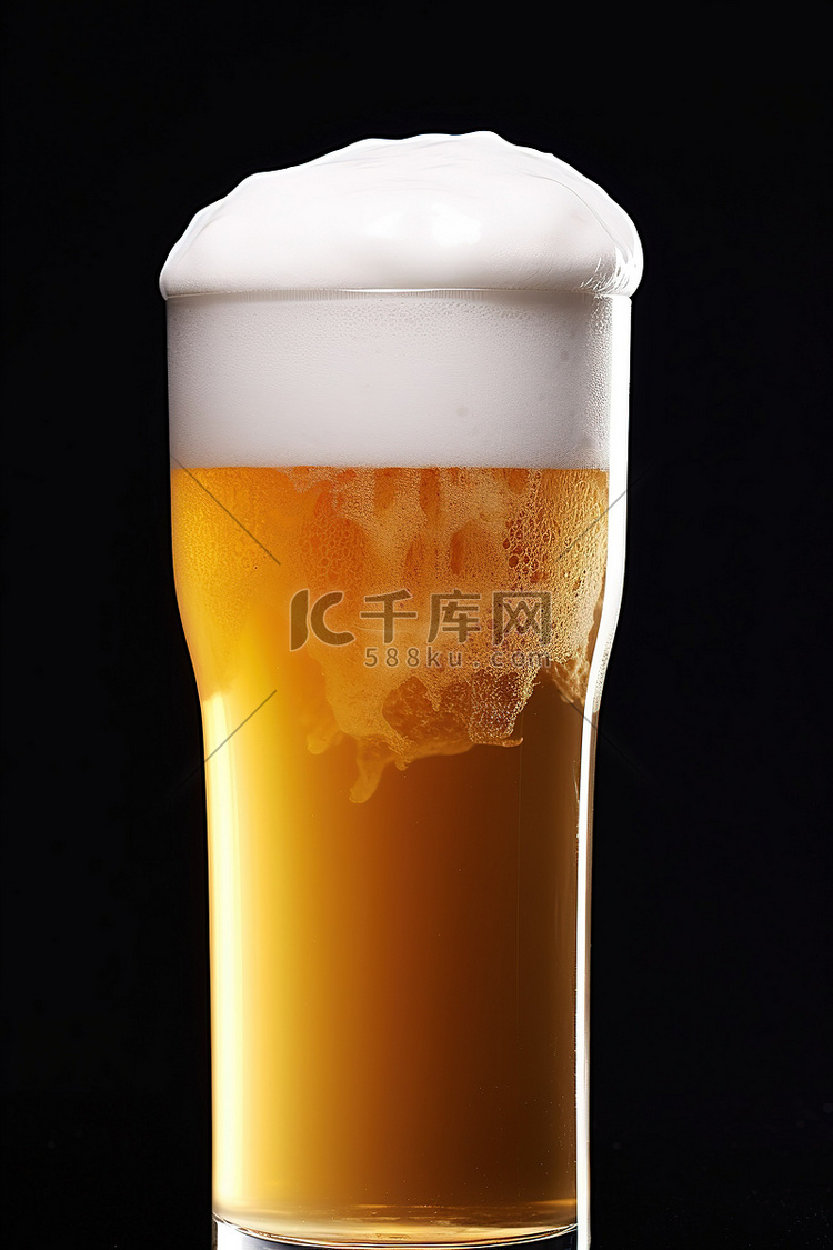 一杯顶部有白色泡沫的啤酒