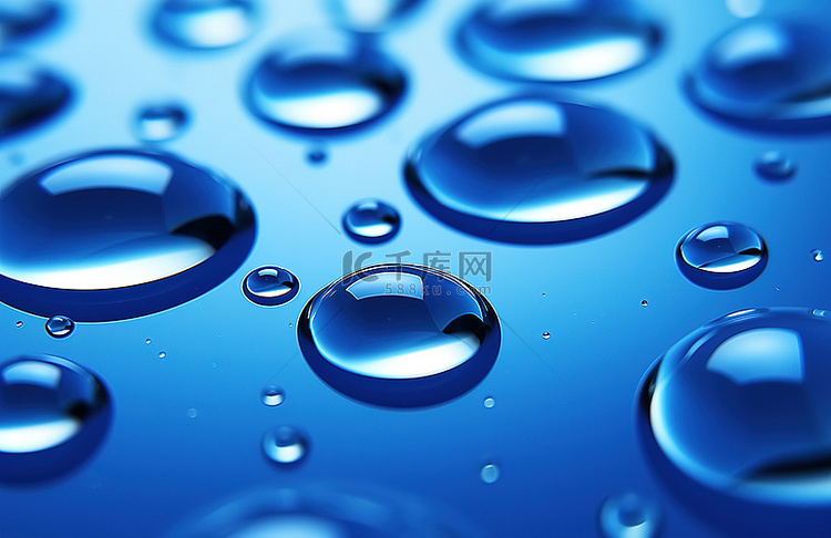 玻璃表面的蓝色水滴