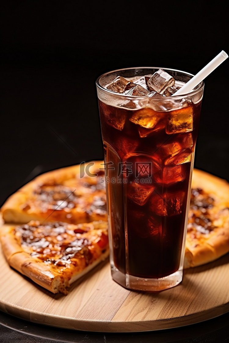 一块披萨和一杯可乐，放在玻璃杯
