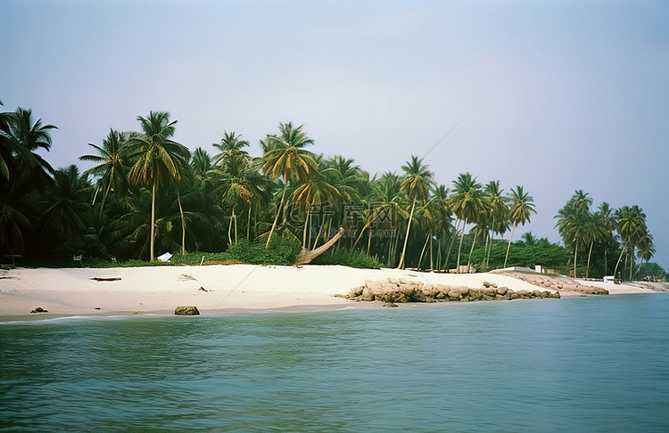 一个被包围的海滩岛