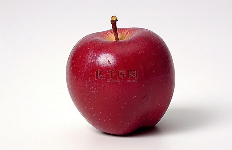 白色表面上的苹果，带有一个小黑