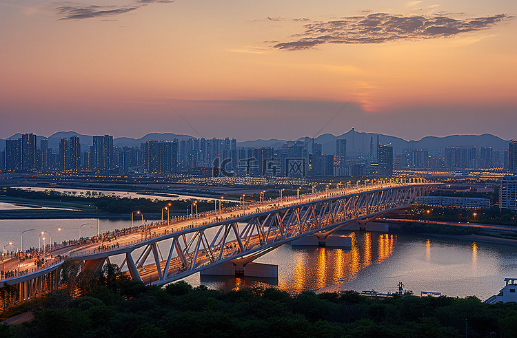 夕阳下的桥