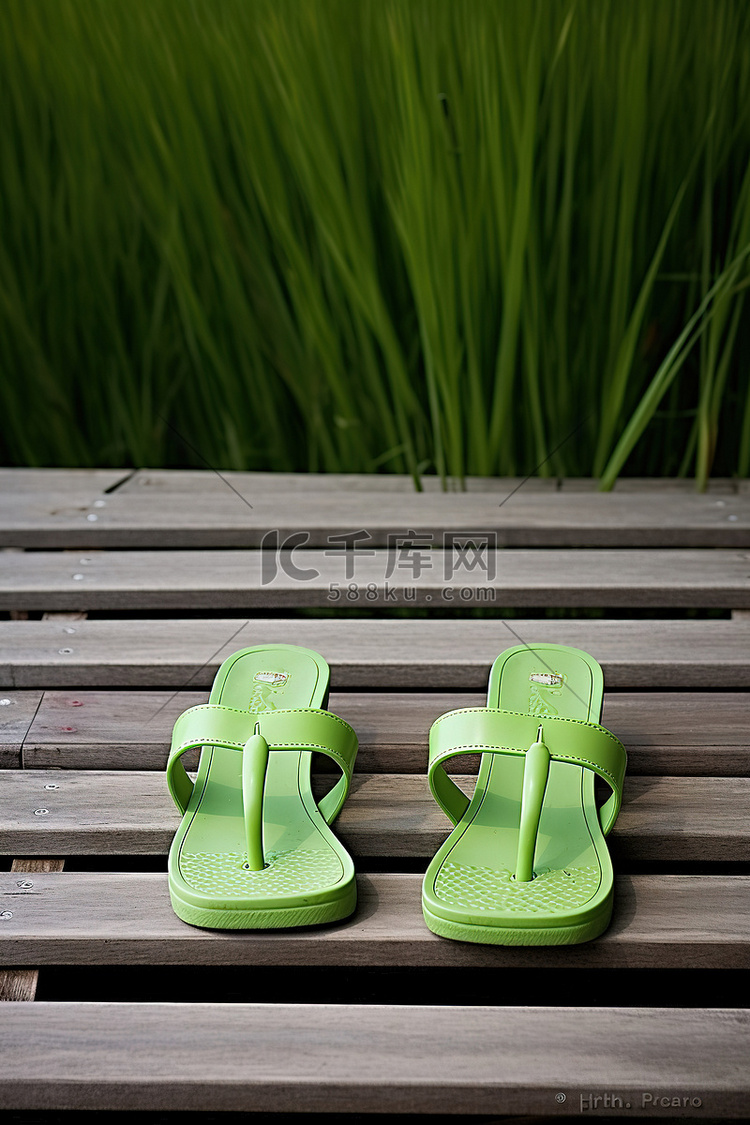 木凳上的绿色拖鞋