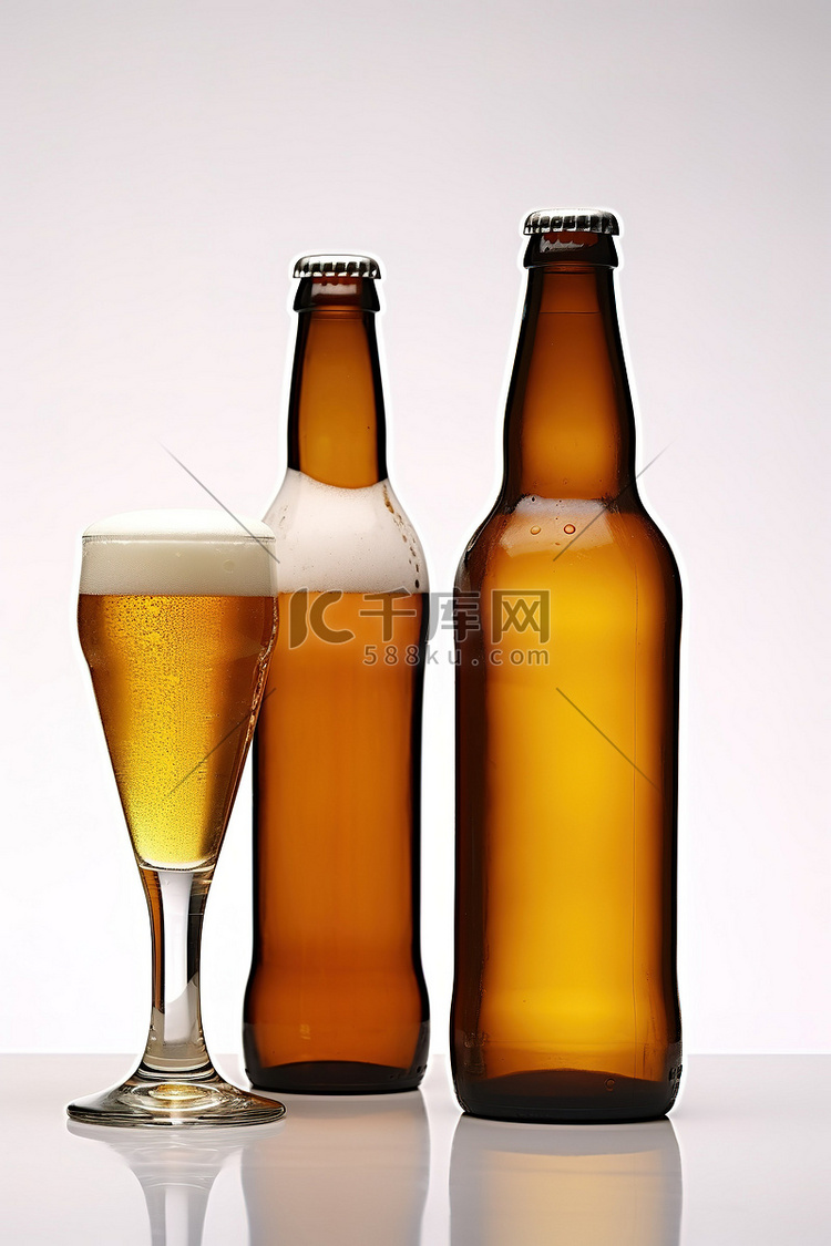 两个啤酒瓶和一个啤酒杯