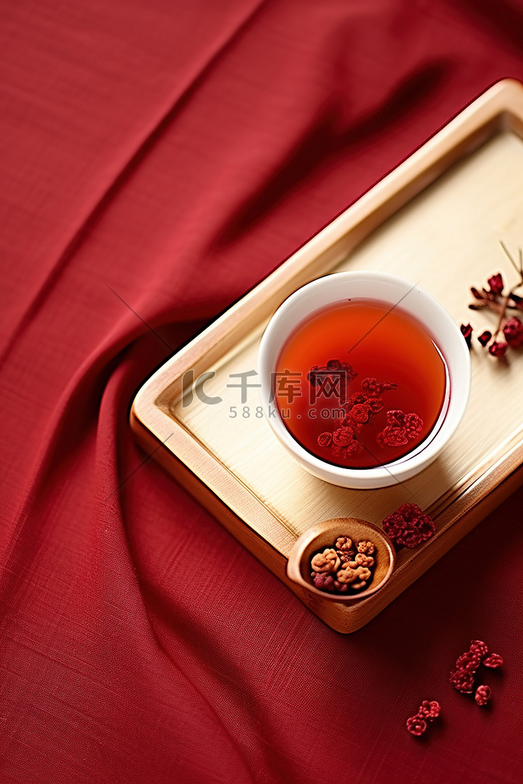 红布上的蔓越莓茶