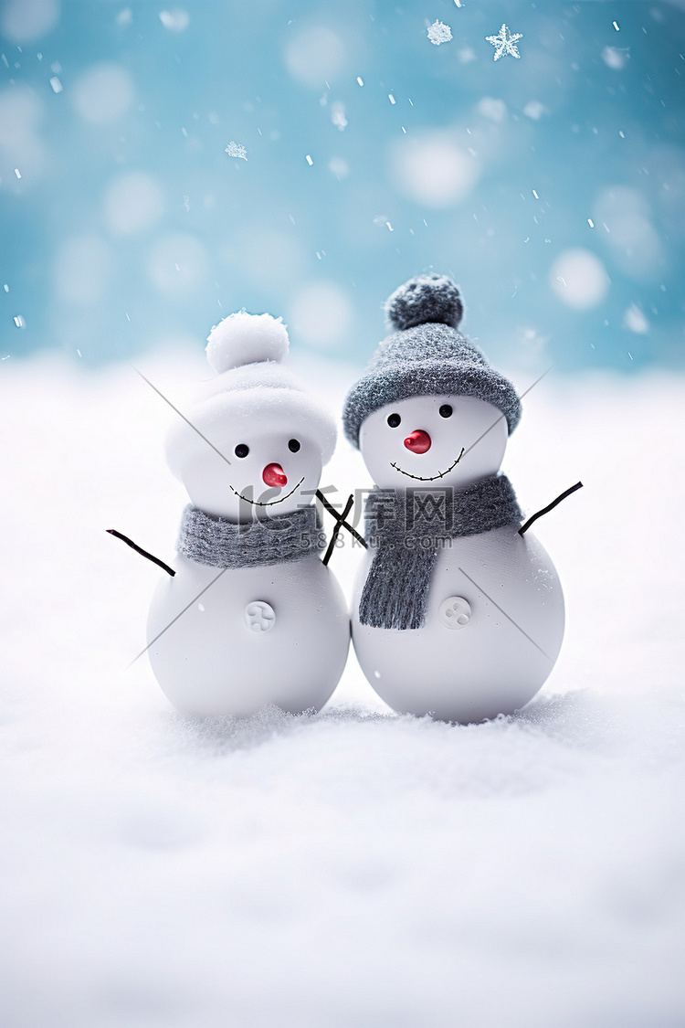 冬天的两个雪人站在雪地里