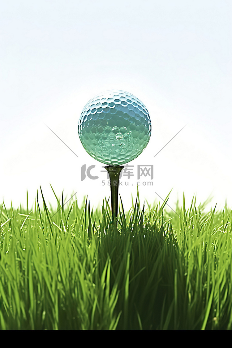 高尔夫球坐在草地上，站在发球台