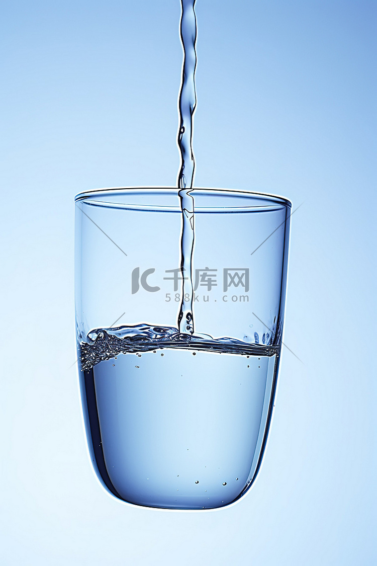 装满水的水杯落到蓝色背景上