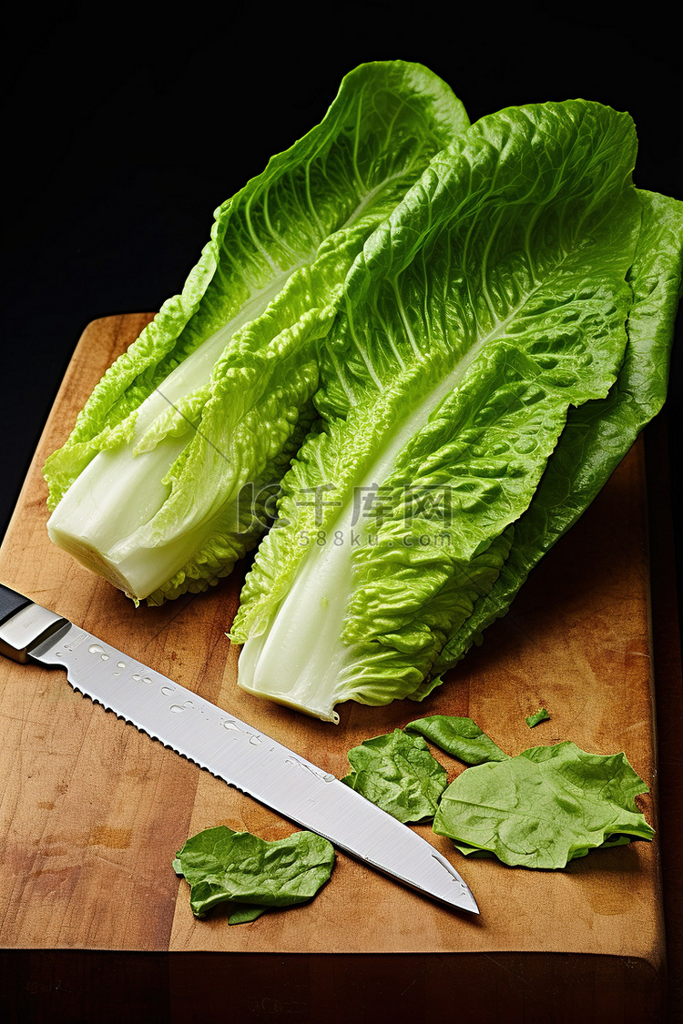 板上的生菜叶和一把刀