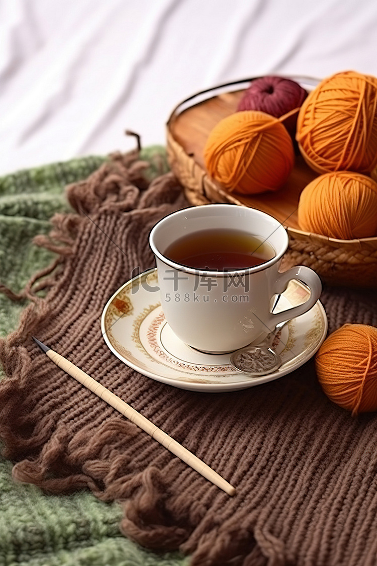 用纱线和一杯咖啡在桌子上编织