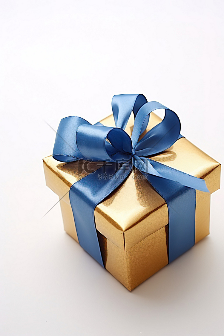 白色表面有蓝色丝带的金色礼物盒