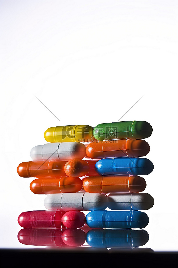 堆叠的五彩药物包