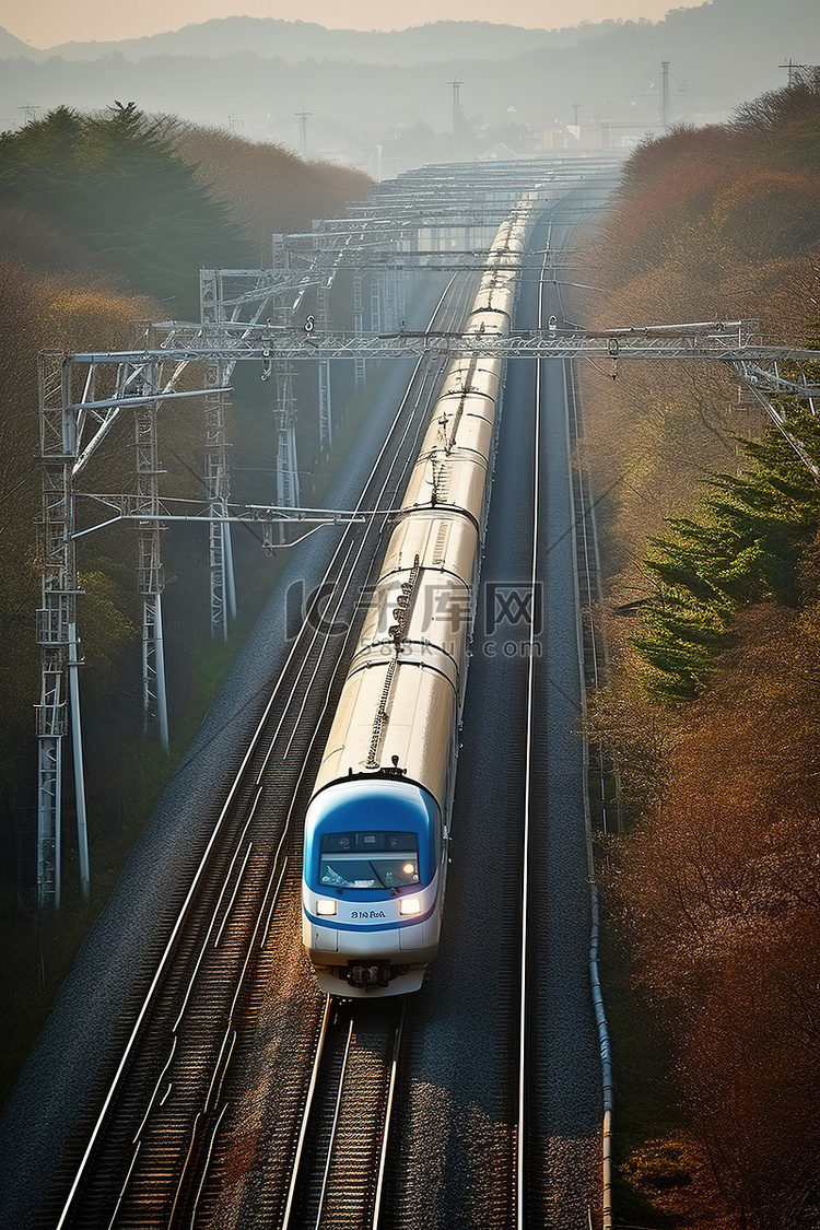 一辆银色的火车沿着铁轨行驶