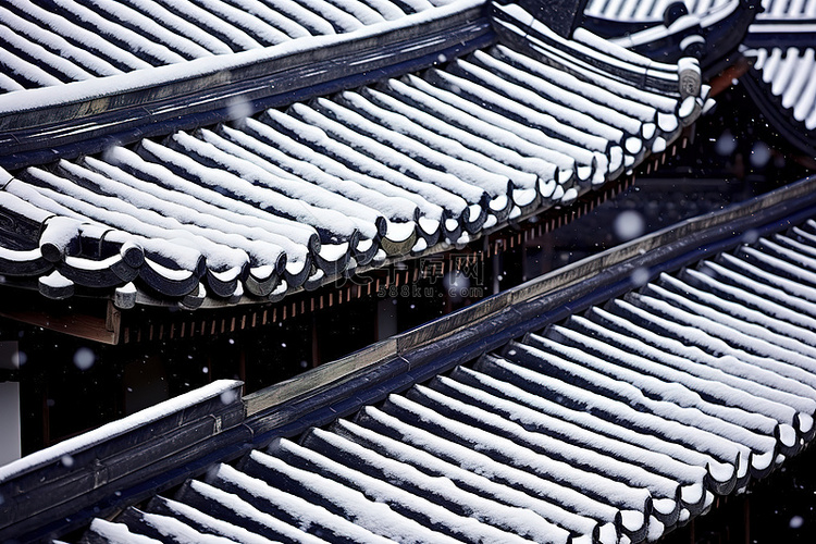 亚洲建筑的屋顶被雪覆盖