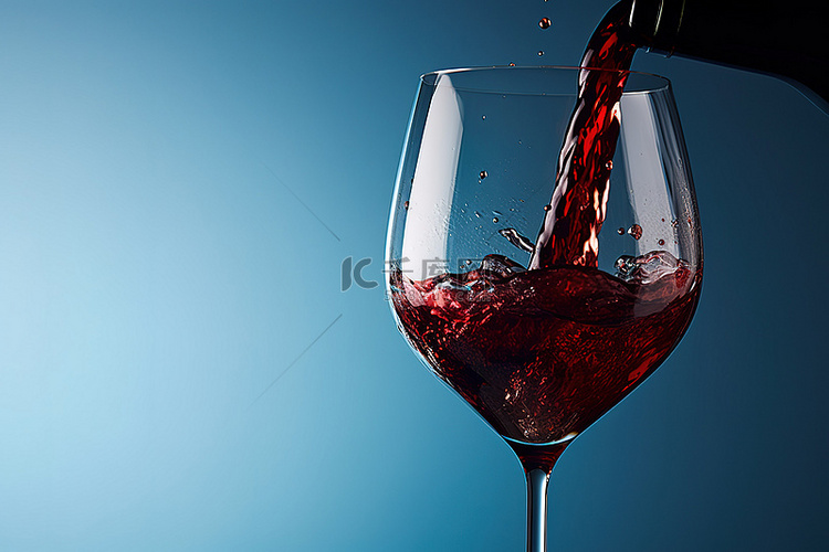 蓝色背景中倒入玻璃杯的葡萄酒