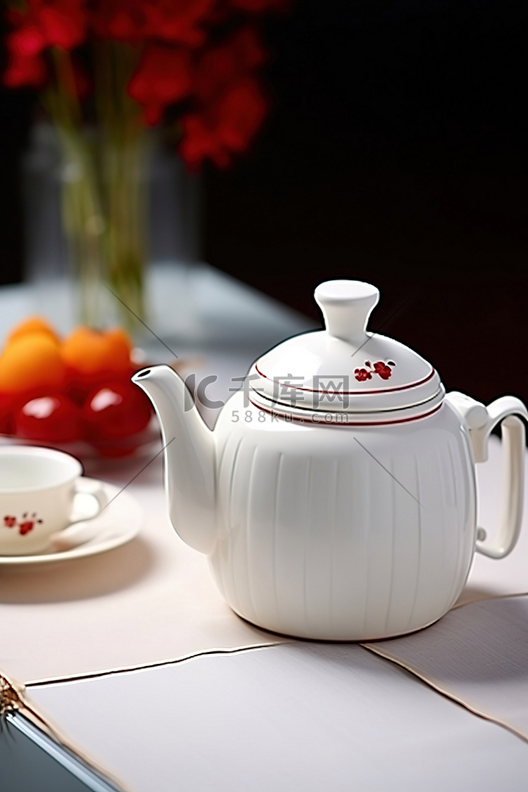 中国茶壶与白色的阴影