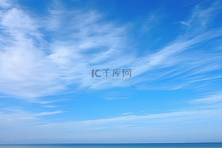 蓝天白云的海滩