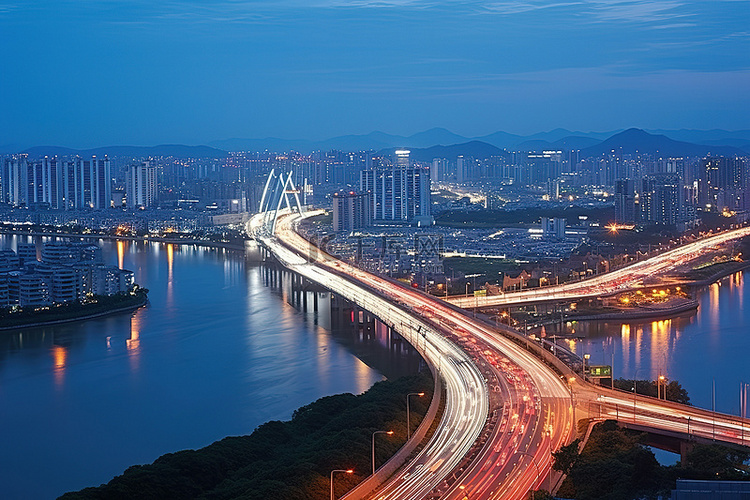 夜间眺望城市高速公路的景色