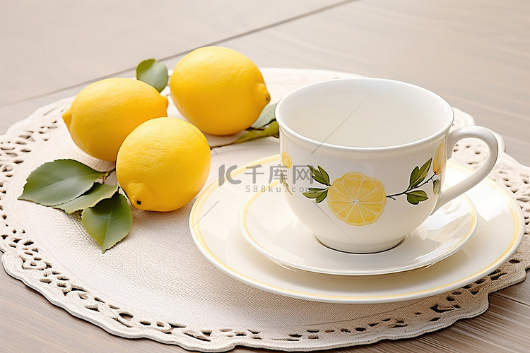 柠檬旁边的盘子里放着一杯茶