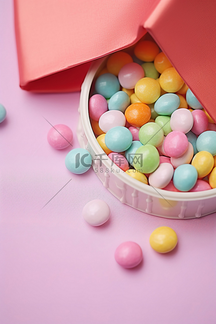 粉色桌子上的白色糖果盒