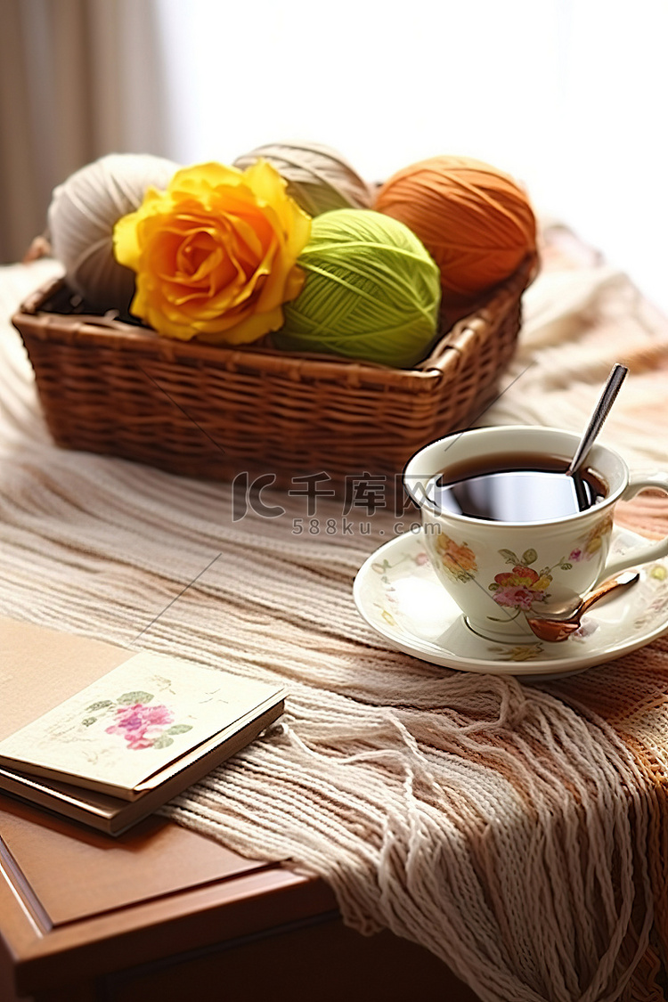 钩针纱线和桌上的一杯茶