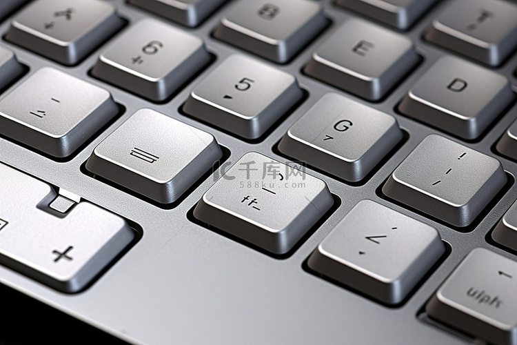 银色电脑键盘的特写