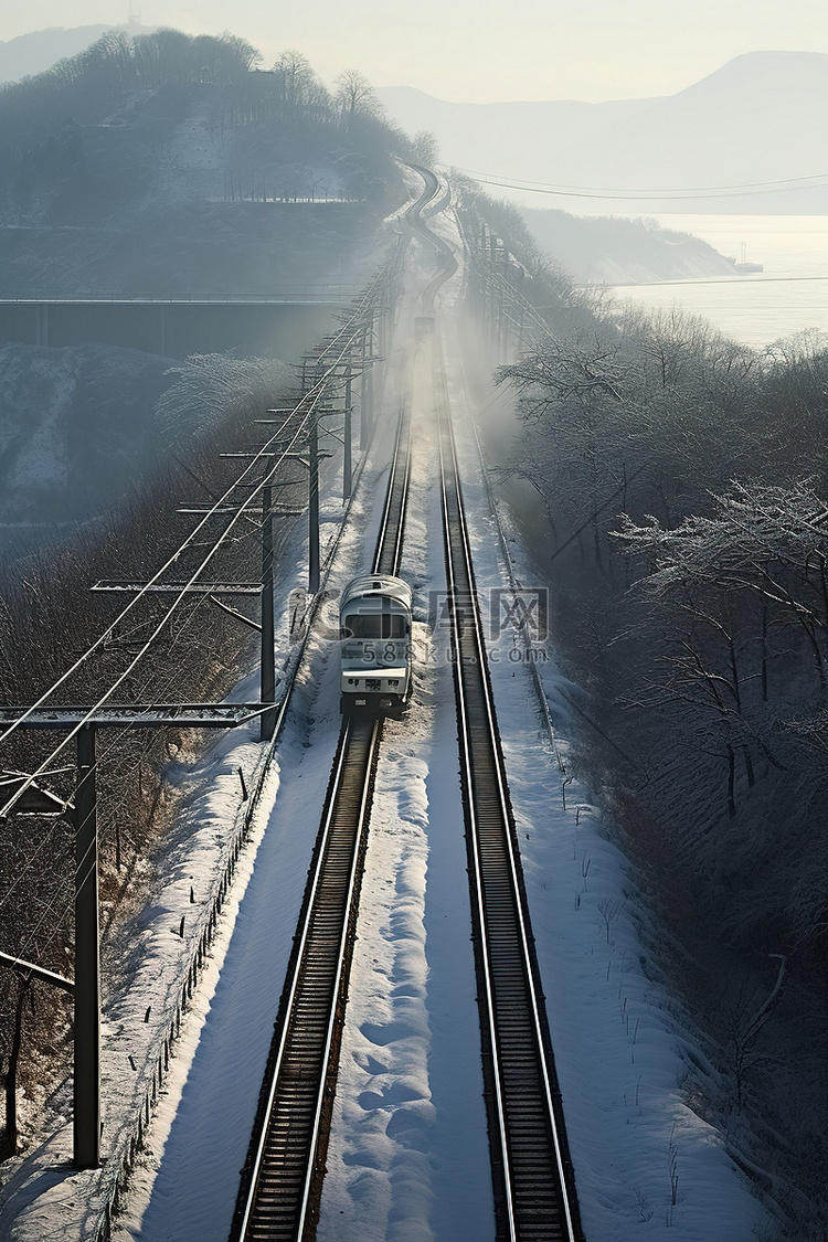 冬天从山坡上行驶的火车轨道上看