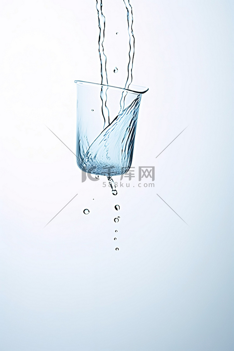液态水在不同时间从玻璃杯中排出