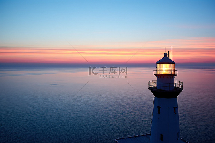 黄昏时，一座灯塔高耸在海洋之上
