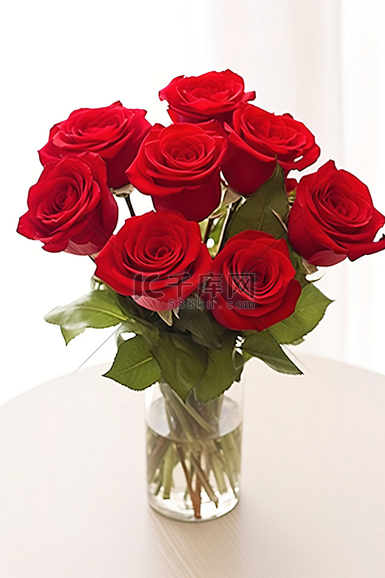 白色桌布上花瓶里的红玫瑰