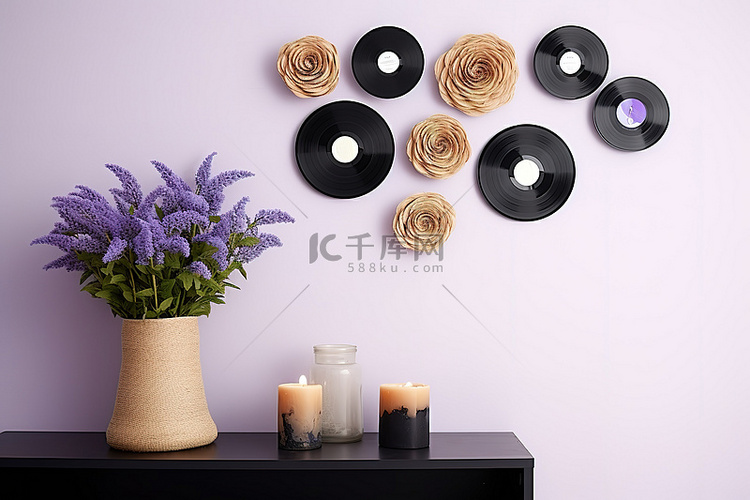 一面黑胶唱片和紫色花朵的墙