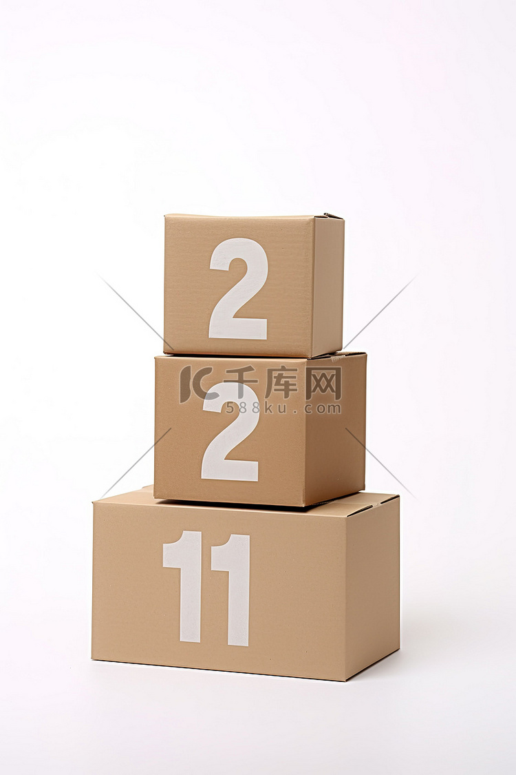 三个纸板箱堆放着数字
