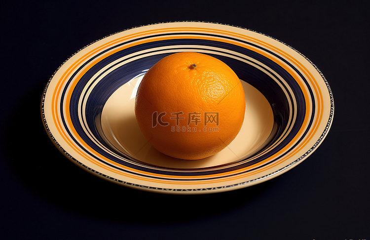 蓝色和黑色条纹碗里的柑橘类水果