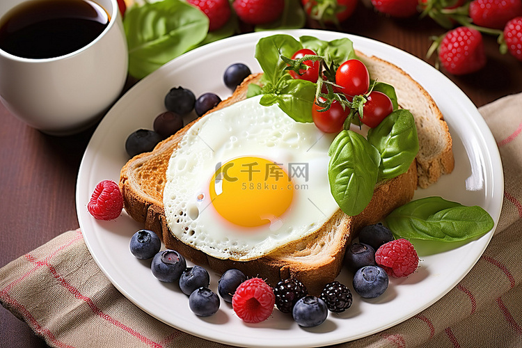 烤面包浆果和一个鸡蛋