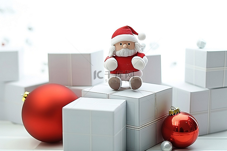 白色的小圣诞老人在一个白色的盒