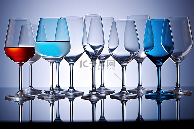 白酒杯和白色浅蓝色