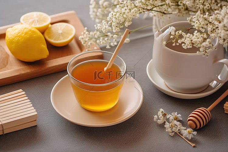 空杯子里的茶和罐子里的蜂蜜