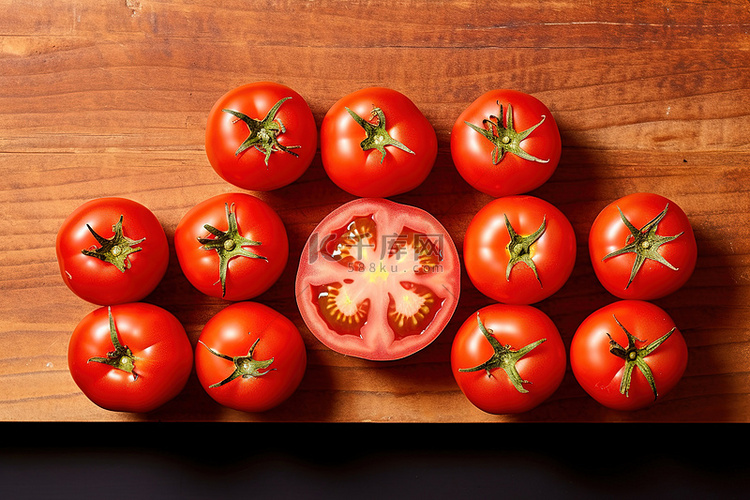 五个切成两半的大西红柿排成一排