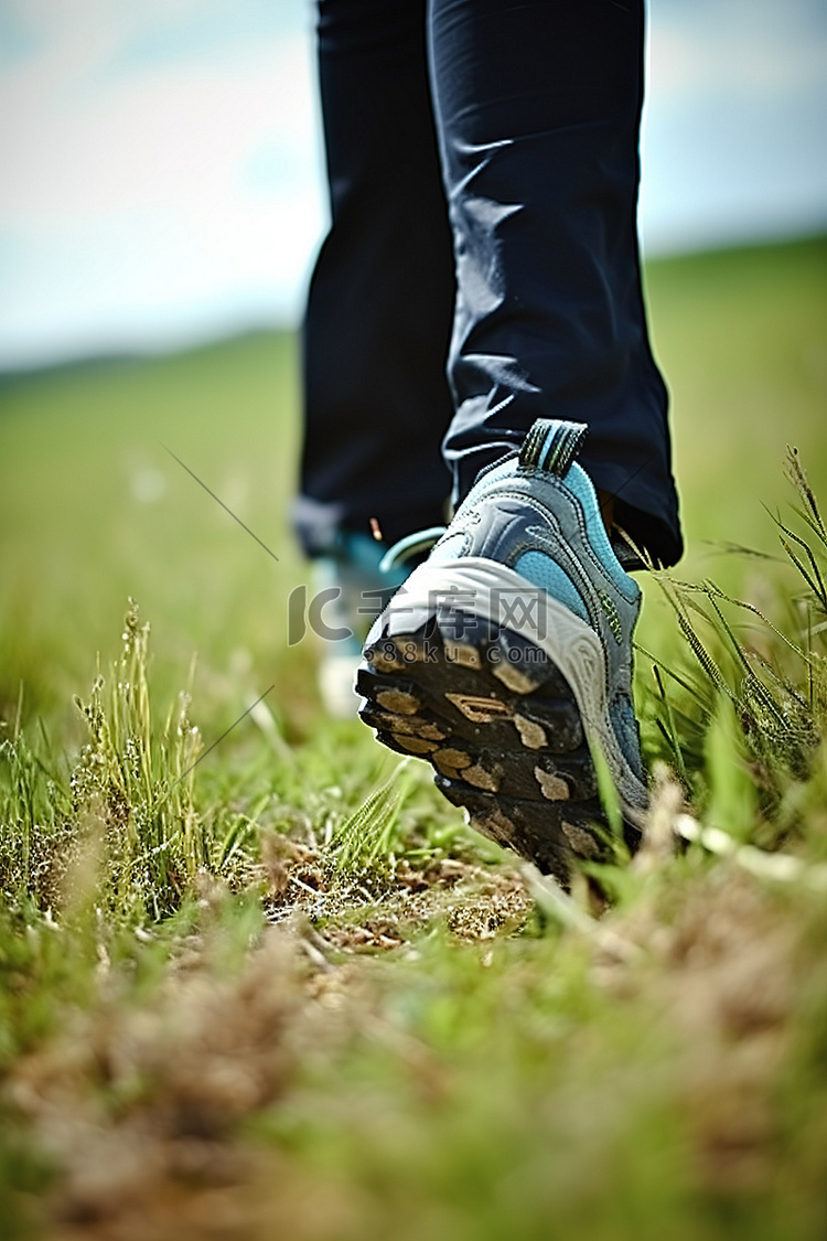 一个人穿着一双登山鞋在草地上徒