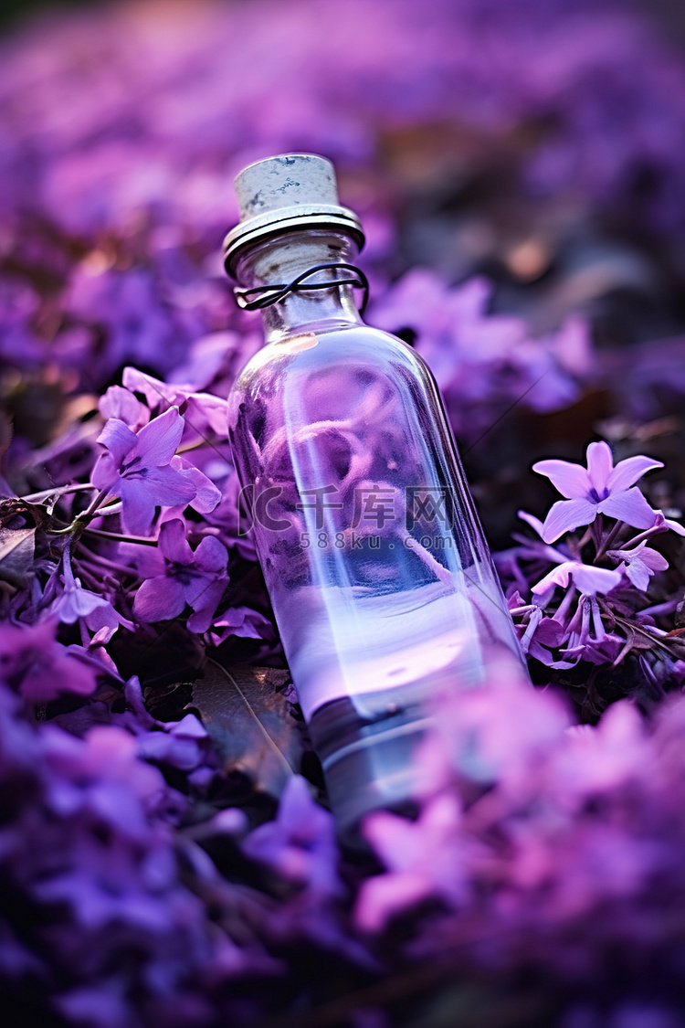 紫色花朵上放着一个旧玻璃瓶
