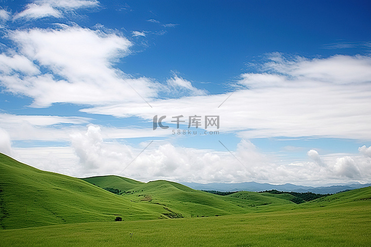 绿色的山丘，背景是云彩和天空