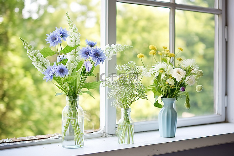 鲜花插在窗边的花瓶里