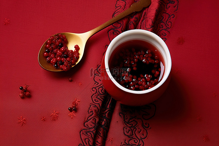 煎茶蔓越莓茶，红布上放满浆果的