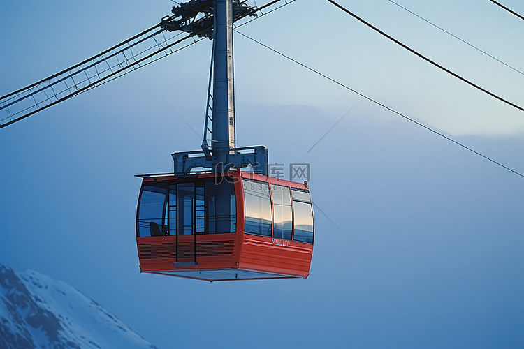 滑雪缆车正在向上移动并位于滑雪