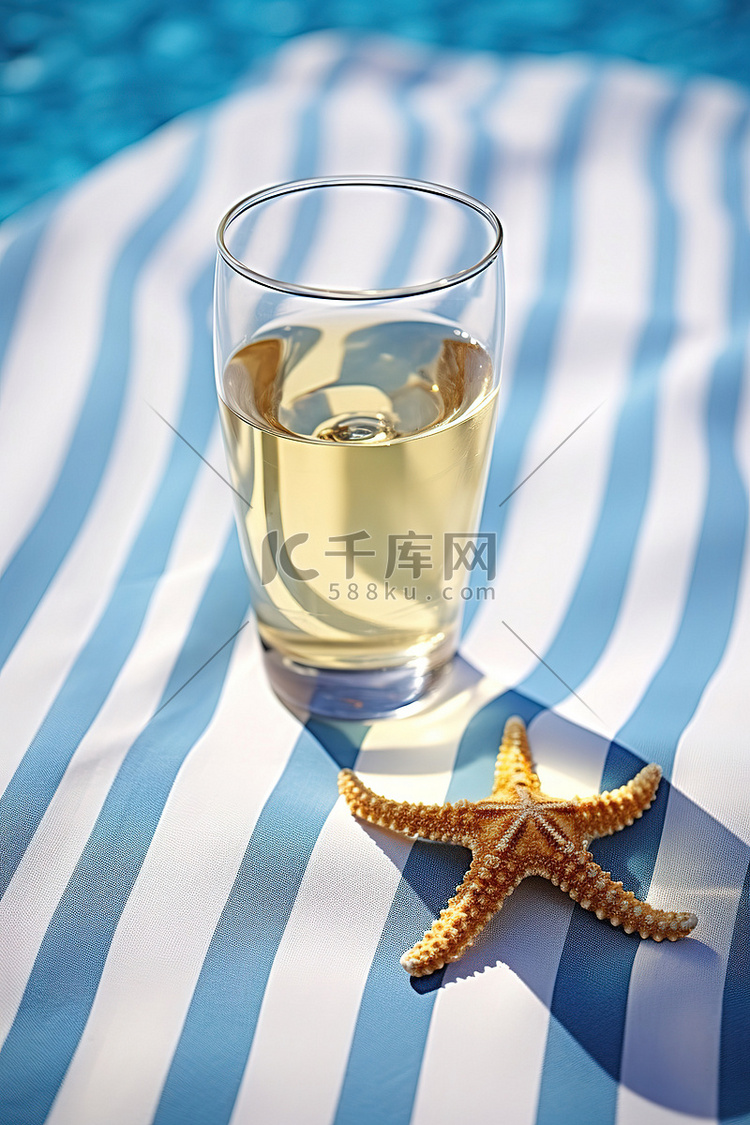 一杯酒，海星坐在蓝白布上
